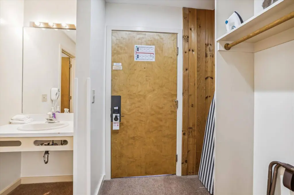 Photo 2 of 6