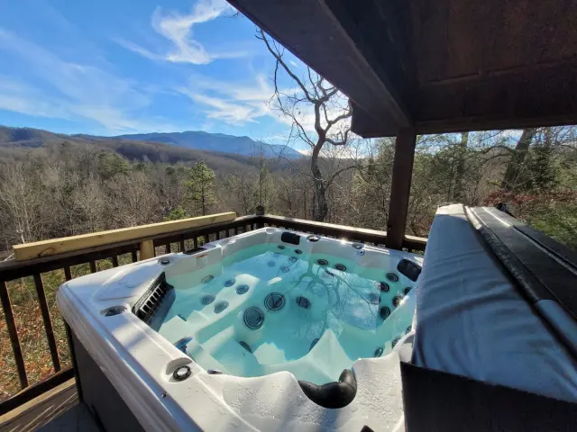 Great View, Location, Studio Log Cabin, Hot Tub!